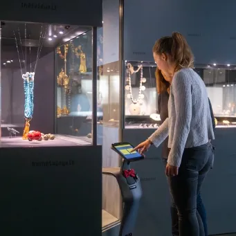 Roboter macht eine Führung im Museum