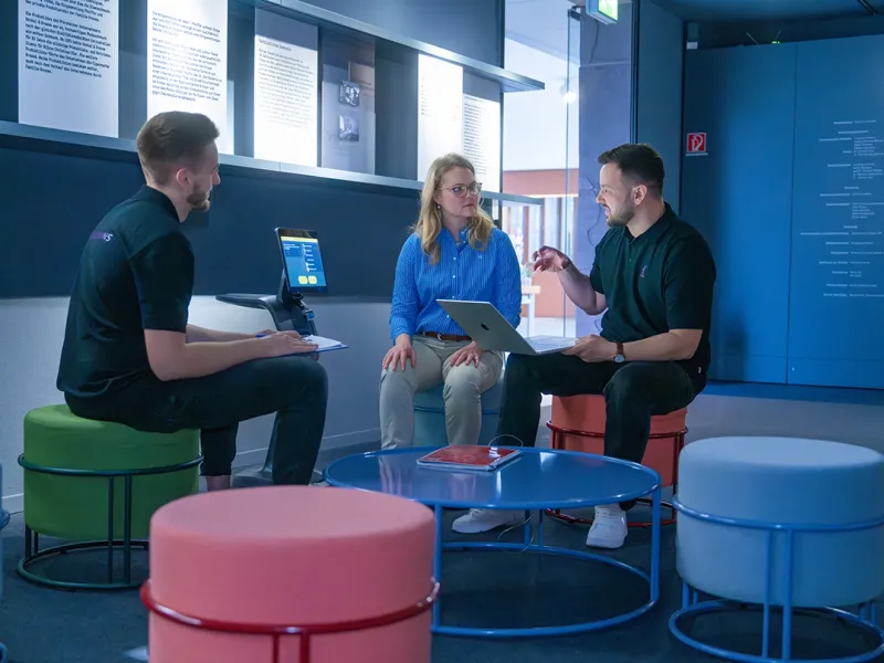 Teammitglieder im Büro